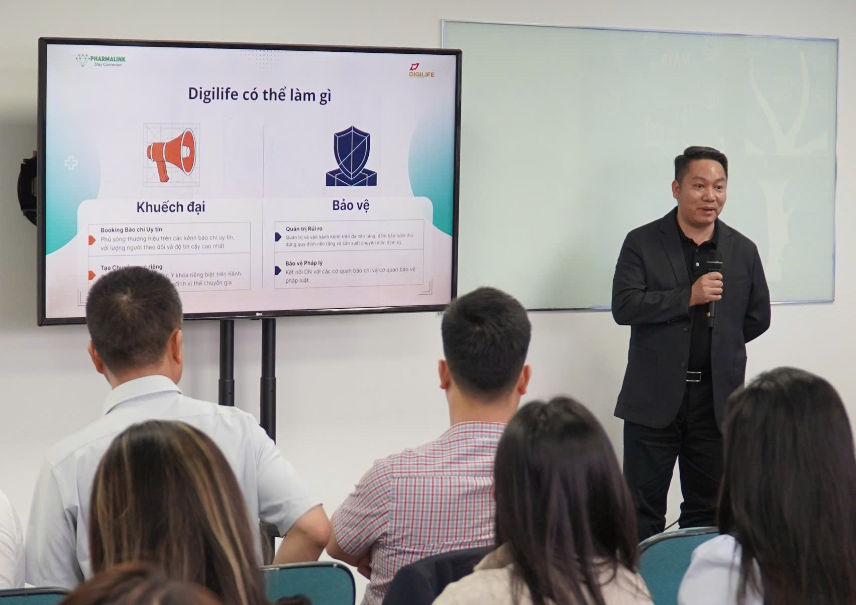 Đại diện Ban lãnh đạo Digilife gồm ông Nguyễn Văn Long – Chủ tịch HĐQT, Tổng Giám đốc 